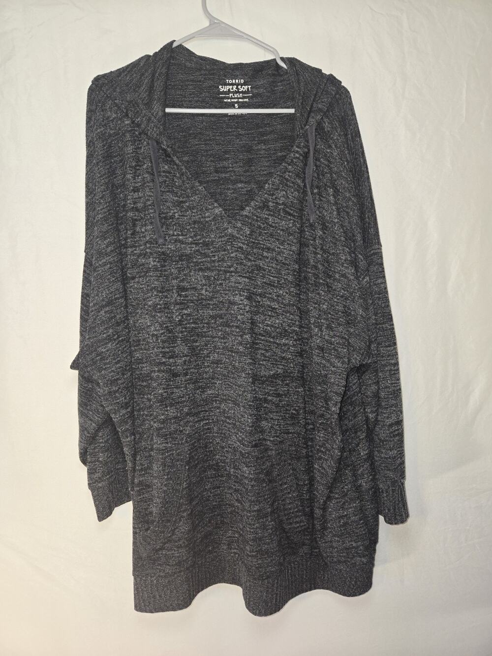 Torrid Super Soft Plush US Womens Plus Size 5X Gray Pullover V-Neck Hoodie Hood